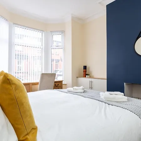 Jetson House - Luxury 4-bed With King Size Bedroom Near Etihad Feriehus *