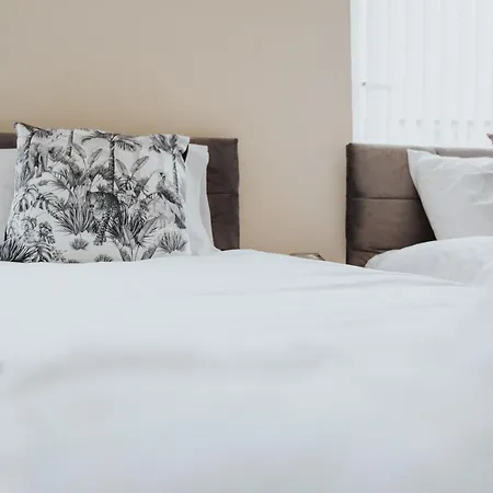 Jetson House - Luxury 4-bed With King Size Bedroom Near Etihad Feriehus *