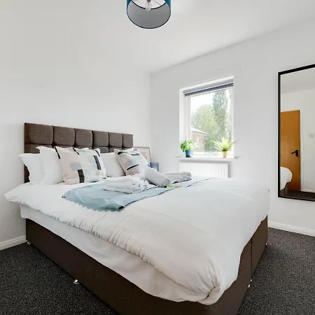 Pass The Keys Lovely 3 Bedroom Golf Club And Parking * Manchester