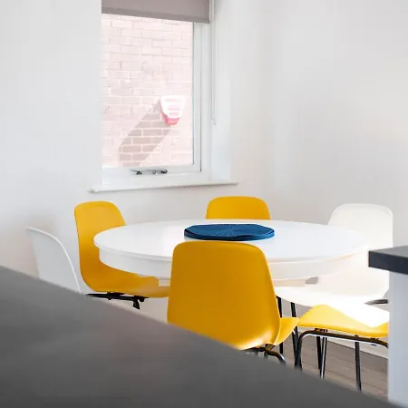 Pass The Keys Lovely 3 Bedroom Golf Club And Parking * Manchester