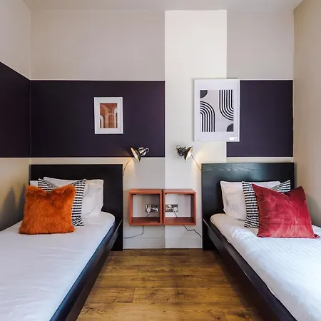 Four Bedroom Urban Hosted By Mcr Dens *