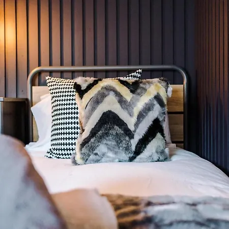 Four Bedroom Urban Hosted By Mcr Dens Holiday home *