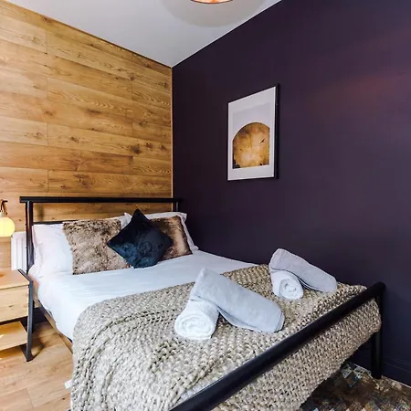 Four Bedroom Urban Hosted By Mcr Dens