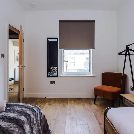 Four Bedroom Urban Hosted By Mcr Dens