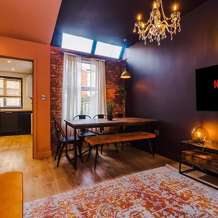 Four Bedroom Urban Hosted By Mcr Dens