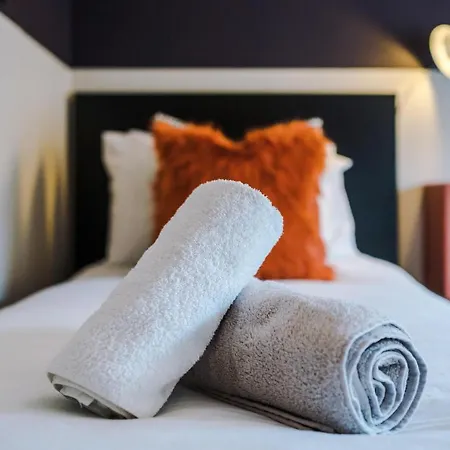 Four Bedroom Urban Hosted By Mcr Dens Holiday home