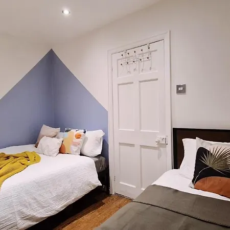 Bee - Byron House