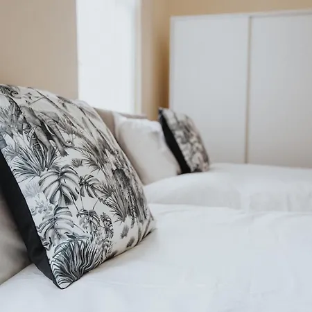Jetson House - Luxury 4-bed With King Size Bedroom Near Etihad Feriehus