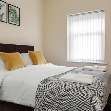 Jetson House - Luxury 4-bed With King Size Bedroom Near Etihad