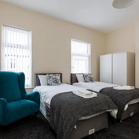 Jetson House - Luxury 4-bed With King Size Bedroom Near Etihad Holiday home