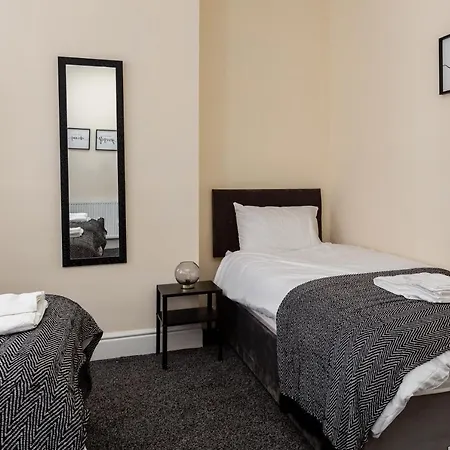 Jetson House - Luxury 4-bed With King Size Bedroom Near Etihad *