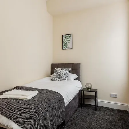 Feriehus Jetson House - Luxury 4-bed With King Size Bedroom Near Etihad *