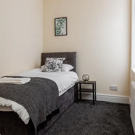 Jetson House - Luxury 4-bed With King Size Bedroom Near Etihad