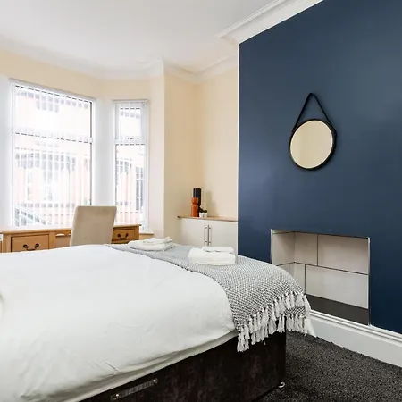 Jetson House - Luxury 4-bed With King Size Bedroom Near Etihad Feriehus *