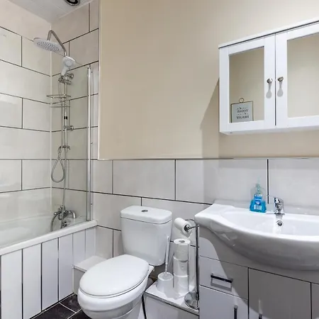 Jetson House - Luxury 4-bed With King Size Bedroom Near Etihad Feriehus