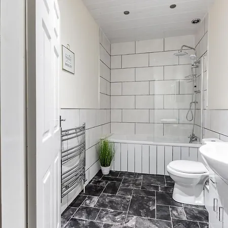 Jetson House - Luxury 4-bed With King Size Bedroom Near Etihad Feriehus *