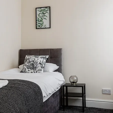 Jetson House - Luxury 4-bed With King Size Bedroom Near Etihad Feriehus