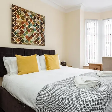Jetson House - Luxury 4-bed With King Size Bedroom Near Etihad Feriehus
