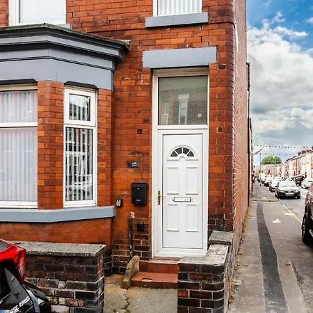 Jetson House - Luxury 4-bed With King Size Bedroom Near Etihad *