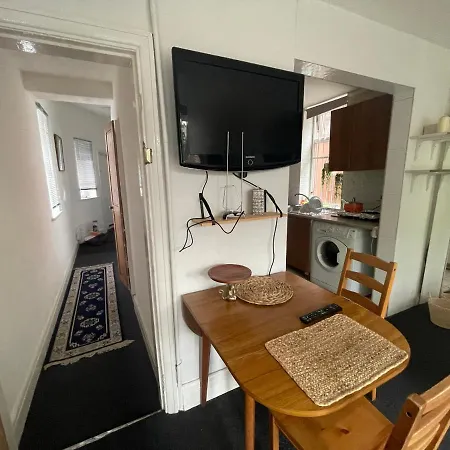 Private Studio Flat Great Location In Apartment *