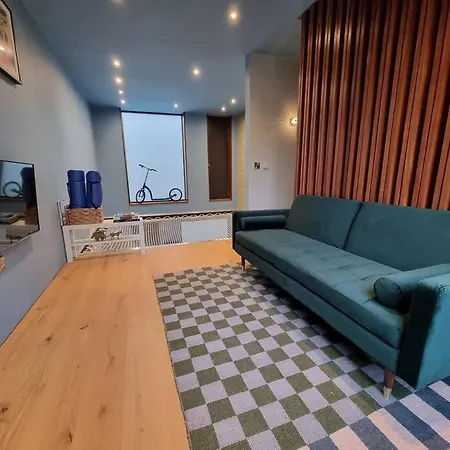 Апартаменты Stunning Luxury Centre Townhouse With Hot Tub Манчестер