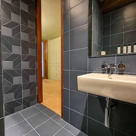 Апартаменты Stunning Luxury Centre Townhouse With Hot Tub Манчестер