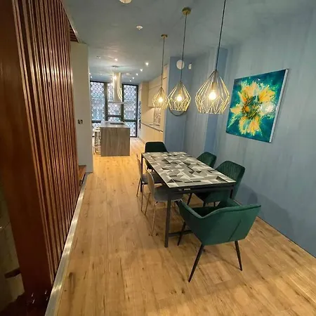 Stunning Luxury Centre Townhouse With Hot Tub * Манчестер