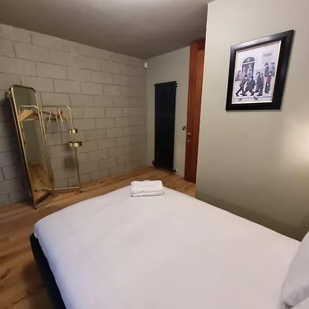Stunning Luxury Centre Townhouse With Hot Tub Апартаменты *