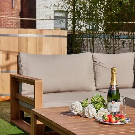Stunning Luxury Centre Townhouse With Hot Tub Апартаменты *