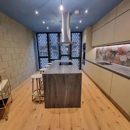 Stunning Luxury Centre Townhouse With Hot Tub *