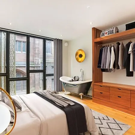 Апартаменты Stunning Luxury Centre Townhouse With Hot Tub Манчестер