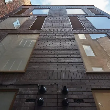 Апартаменты Stunning Luxury Centre Townhouse With Hot Tub *