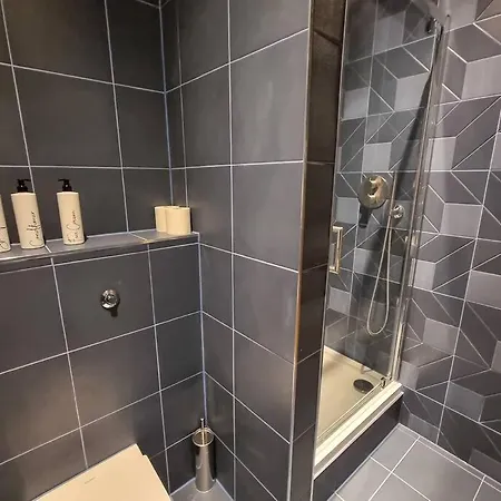 Апартаменты Stunning Luxury Centre Townhouse With Hot Tub