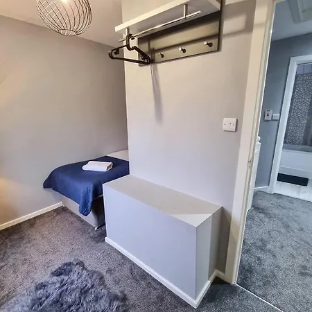 4-bedroom Close To City Centre With Free ℗ Lejlighed *