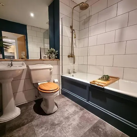Modern & Stylish Centre Flat