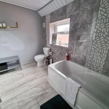 4-bedroom Close To City Centre With Free ℗ Lejlighed