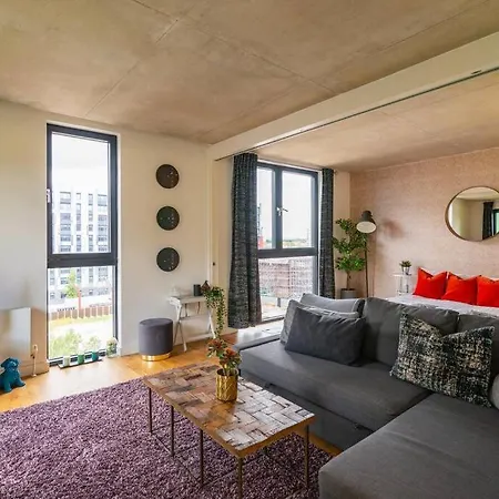 Superhost - Beautiful Canal Facing Apartment *