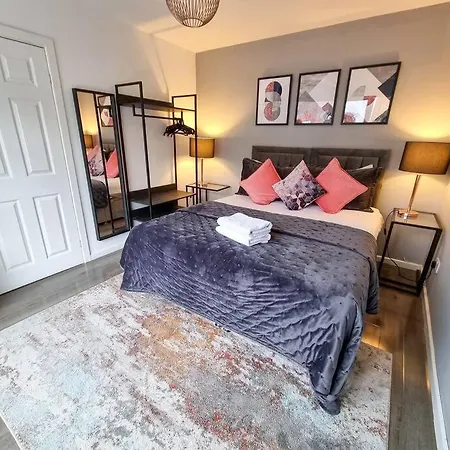 4-bedroom Close To City Centre With Free ℗ Lejlighed