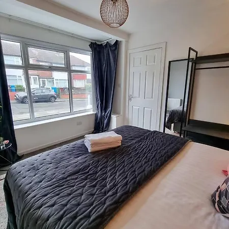 4-bedroom Close To City Centre With Free ℗ Lejlighed