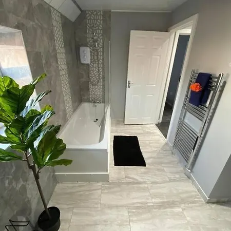 4-bedroom Close To City Centre With Free ℗ Lejlighed
