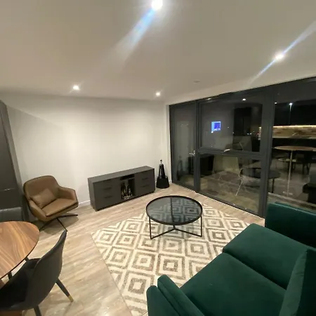 Flat 2 Bedroom In Apartment Manchester