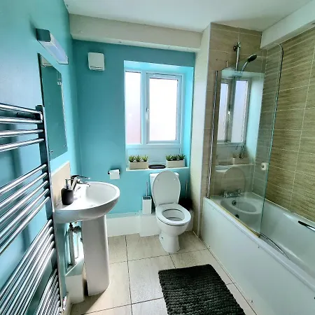 Luxury 2-bedroom Service With Balcony شقة