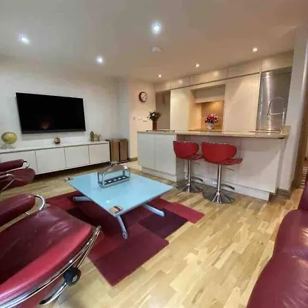 Lovely 2 Double Bedroom Flat With Patio Apartment Manchester