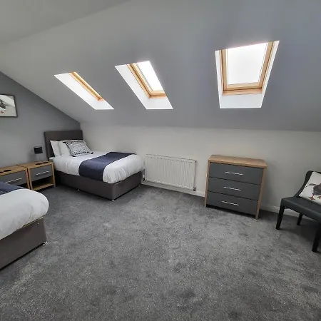 4 Bedroom Home Nr Ashton U Lyne Sleeps 7 In Comfort *