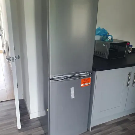 4 Bedroom - Sleeps 7 Pet Friendly & Parking