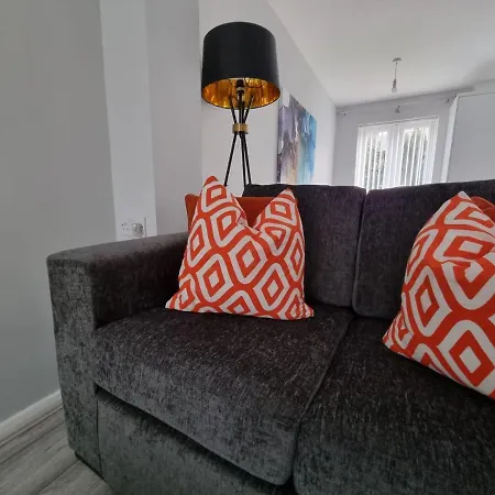 Beautiful 4 Bed Home, Sleeps 6, Driveway Parking Tatil Evi *