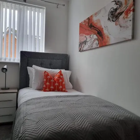 Beautiful 4 Bed Home, Sleeps 6, Driveway Parking, With Sky & Bt Sports