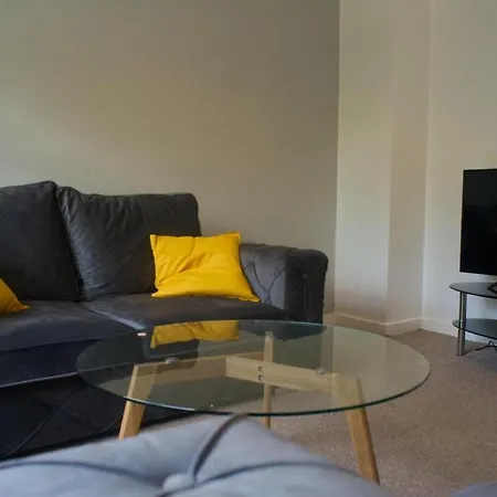 Elegant 3 Bedroom Free Parking Apartment *
