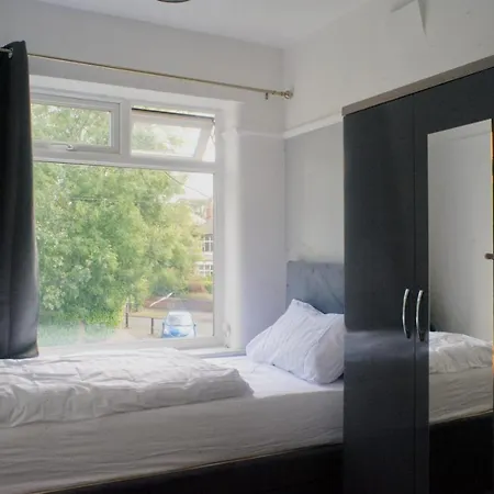 Elegant 3 Bedroom Free Parking Manchester