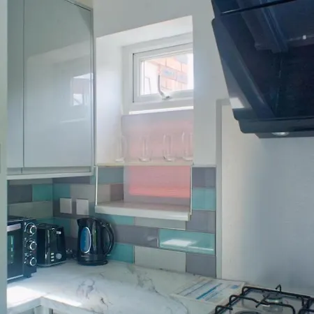 Elegant 3 Bedroom Free Parking Apartment